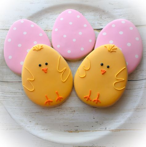 Egg Cookie Decorating, Easy Easter Sugar Cookie Decorating, Sugar Cookies Easter Decorating Ideas, Easter Biscuit Ideas, Homemade Easter Cookies, Easter Egg Cutout Cookies, Decorated Egg Cookies, Easter Cutout Cookies Decorating Ideas, Egg Royal Icing Cookies