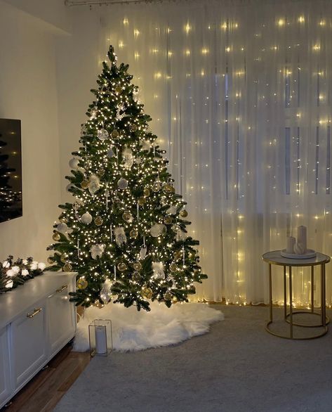 Christmas Decorations Apartment, Cozy Christmas Decor, Christmas Apartment, Creative Christmas Trees, Christmas Themes Decorations, Christmas Decor Inspiration, Cosy Christmas, Christmas Tree Inspiration, Winter Gifts