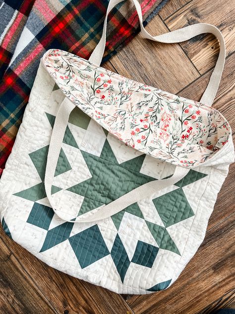 Quilted Tote Bag Tutorial Quilted Tote Bags Tutorial, Quilted Tote Bags Patterns, Quilted Bag Patterns, Tote Bag Tutorial, Quilted Gifts, Quilted Tote Bags, Bag Tutorial, Quilted Totes, Diy Quilt