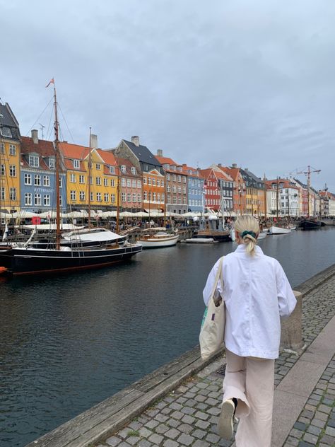 Copenhagen Denmark Outfit, Outfits For Copenhagen, Copen Hagen Fashion, Travel To Denmark, Copenhagen Travel Aesthetic, Europe Asethic, Copenhagen Study Abroad, Cophengan Style Aesthetic, Copenhagen Denmark Style