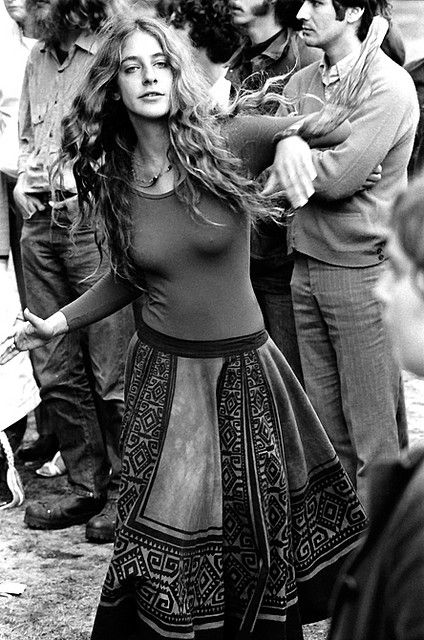 cambridge, massachusetts october 1970 young free spirited lady, dancing in cambridge common Mundo Hippie, Woodstock Hippies, 60s Hippie, Woodstock 1969, Boho Chique, Estilo Hippy, Joan Baez, Joe Cocker, 70s Hippie