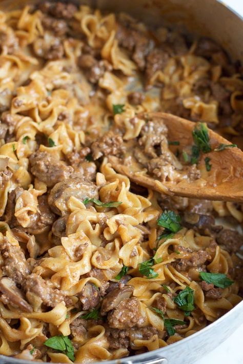 Quick, easy and delicious One Pot Beef Stroganoff!! Perfect for a weeknight meal and will have your family asking for seconds! One Pot Beef Stroganoff, Ideas With Ground Beef, Dinner Ideas With Ground Beef, Ground Beef Stroganoff, Stroganoff Recipe, One Pot Dinner, Beef Stroganoff, Beef Dinner, Bed Ideas