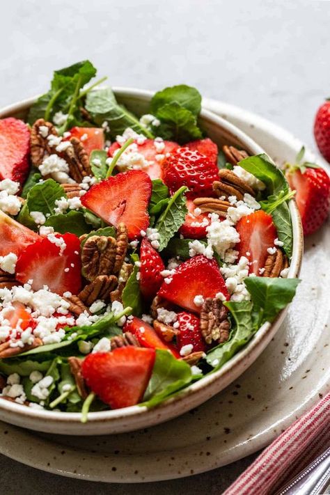 Strawberry Feta Salad, Toast Aperitif, Strawberry Feta, Strawberry Salad, Feta Salad, Dinner Salads, Fresh Salads, Healthy Salads, Pecans