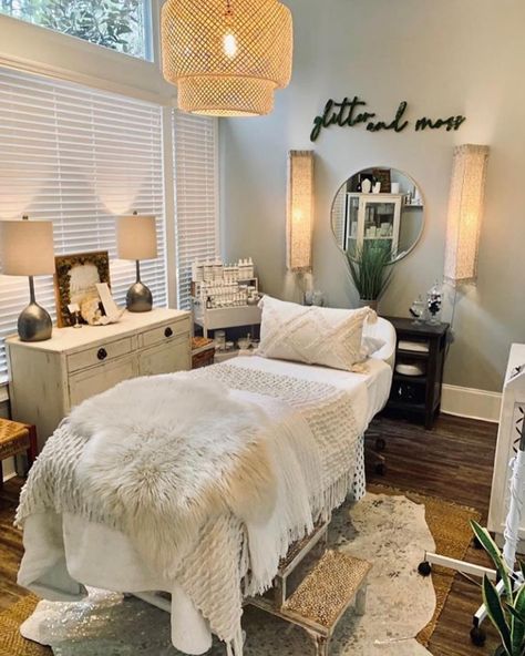 Spa Room Ideas, Massage Room Decor, Hair Salon Interior Design, Home Spa Room, Beauty Salon Interior Design, Lash Room Decor, Esthetician Room Decor, Esthetics Room, Spa Room Decor