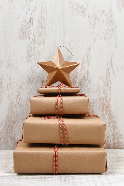 Brown Paper Wrapped Christmas Presents, Presents Christmas Tree, Presents Wrapped In Brown Paper, Pile Of Presents, Christmas Fairytale, Future Christmas, Christmas Styles, Wrapped Gifts, Gift Wrapping Inspiration