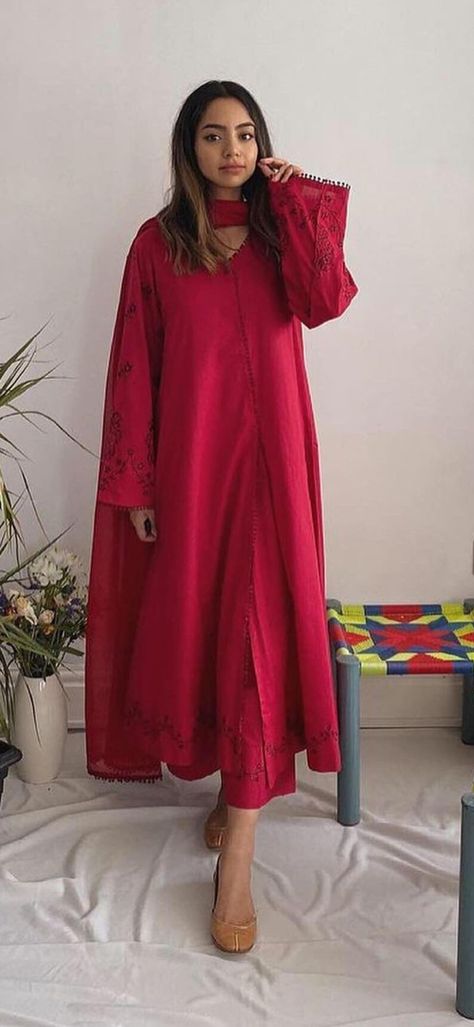 Styling Kurta In Winter, How To Style Kurta In Winters, Winter Eastern Outfits, Casual Eastern Wear, Eastern Dresses Casual, Winter Pakistani Outfits, Winter Outfits Pakistani Casual, Ethnic Kurta Designs Women, Pakistani Casual Wear Simple