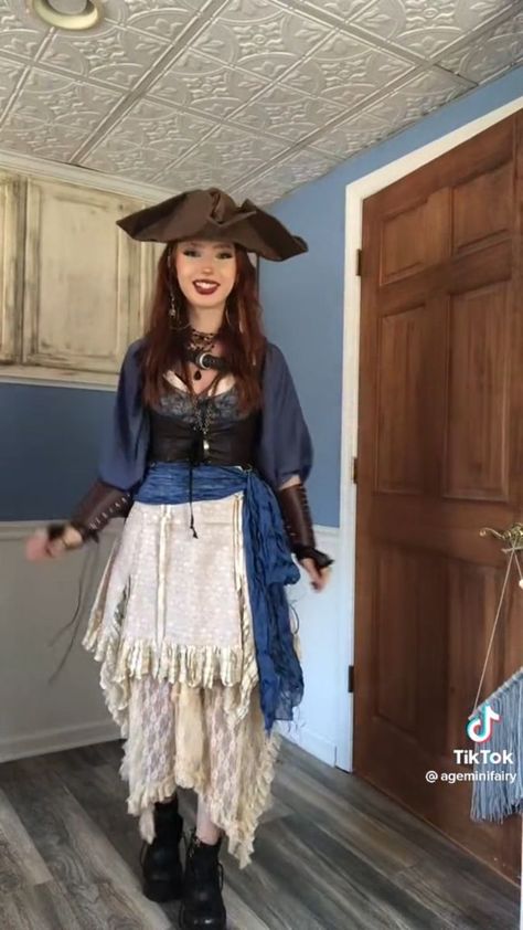 Authentic Pirate Costume Woman, Pirate Lady Costume, Renisance Fair Outfit Pirate, Pirate Dress Female, Pirate Women Outfit, Blue Pirate Outfit, Knight Costume Women, Fantasy Pirate Outfit, Ren Faire Pirate Woman