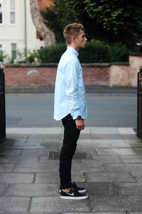 Light blue long-sleeve shirt, black skinny pants/ jeans / black low Stefan Janoski-Nike kicks/ shoes Nike Stefan Janoski Outfit, Stefan Janoski Outfit, Nike Stefan Janoski, Scene Girl, Style Parisienne, Style Masculin, Diesel Punk, Nike Shoes Outfits, Stefan Janoski