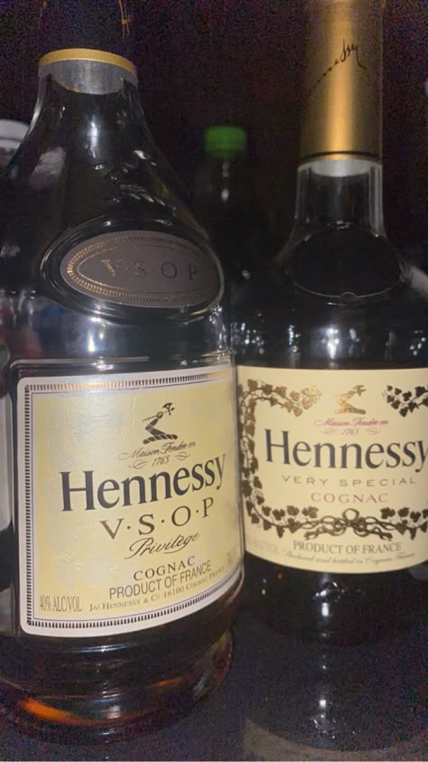 Hennessey Aesthetic, Hennessy Wallpaper, Hennessy Aesthetic, Hennessy Drinks, Party Snap, Hennessy Very Special Cognac, Hennessy Xo, Hennessy Bottle, Bottle Tattoo