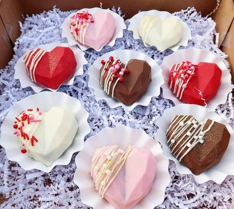 Valentine's Day Cake Heart Tutorial ❤ Valentines Day Cakesicles, Chocolate Heart Cakes, Chocolate Bar Design, Strawberry Sweets, Chocolate Bars Gift, Heart Tutorial, Cake Heart, Geometric Cake, Valentines Snacks