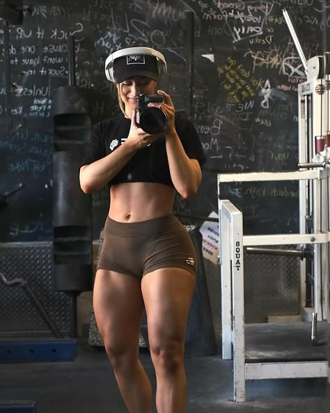 Woman Bulking, Bulking Before And After Women, Jessica Bickling Fitness, Wellness Bodybuilding Women, Quads Women, Big Quads Women, Toned Woman Aesthetic, Quads Aesthetic, Women Bulking