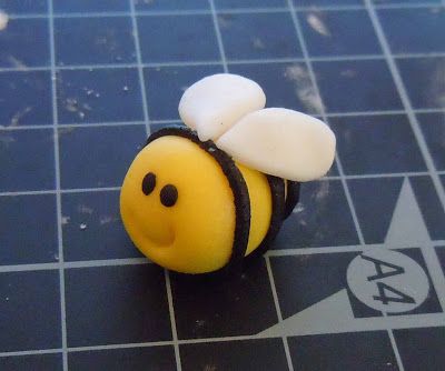 How to made a fondant bumble bee. Perfect cupcake topper! Bee Fondant, Bumble Bee Cupcakes, Bumble Bee Cake, Bee Cupcakes, Fondant Figures Tutorial, Fondant Recipe, Bee Cakes, Farm Cake, Fondant Animals