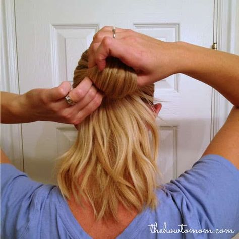 How to do an Easy Chignon without Bobby Pins Easy Chignon, Quick And Easy Hairstyles, Chignon Bun, Long Length Hair, Beaded Hair Clips, Chignon Hair, Bobby Pin Hairstyles, Easy Bun Hairstyles, Hair Fixing