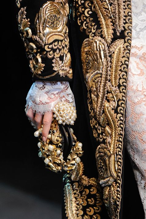 Dolce Avant Garde Fashion Photography, Masquerade Wedding, Hippy Chic, Rock Punk, Couture Details, Avant Garde Fashion, Gold Work, Dolce E Gabbana, Baroque Fashion