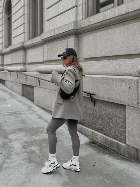 Outfits With Grey Sneakers, Outfit With A Baseball Cap, Gray Baseball Cap Outfit, Grey Athleisure Outfit, Grey Gym Leggings Outfit, Sport Women Outfit, Grey Baseball Cap Outfit, Styling Grey Leggings, Grey Jacket Outfit Casual