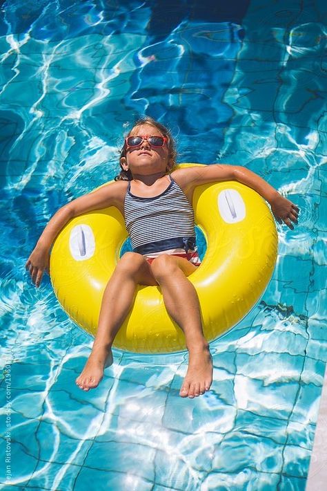 Pool Party Kids, Children Swimming Pool, Pool Photography, Pool Picture, Pool Hairstyle Ideas, Kiddie Pool, Kid Pool, Pool Hairstyles, Pool Photos