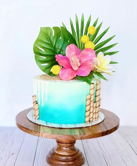 Hawaii Cake Ideas Hawaiian Birthday, Hawaii Birthday Cake, Hawaiian Theme Cakes, Tropical Cakes, Aloha Cake, Summer Birthday Cake, Hawaii Cake, Moana Birthday Cake, Lilo And Stitch Cake