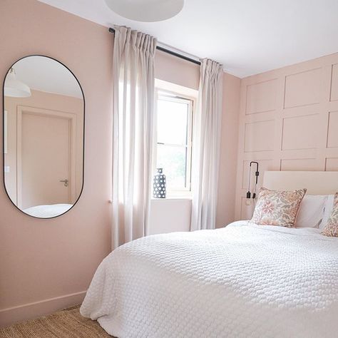 This has to be the prettiest and most tranquil room with the gorgeous pale pink colour scheme and the soft curtains, from the home of Insta account @casacocointhecotswolds. Every wall has been painted the beautiful pink, including the skirting, bringing the wall down to the floor and giving a softer, Scandi look. What we also love about this pink bedroom colour scheme is the subtle black accents from the mirror, curtain rail and bedside lights, which adds a contemporary twist to the look. Luxury Pink Bedroom, Pale Pink Room, Pale Pink Bedrooms, Flat Makeover, Dusky Pink Bedroom, Bedroom Colour Schemes, Pink Bedroom Accessories, Light Pink Bedrooms, Setting Plaster