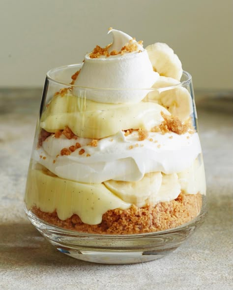 Banana Cream Pie Vanilla Parfaits #feedfeed #recipe #easyrecipe #parfait #parfaits #banana #bananacreampie #bananacream #pie Banana Parfait, Banana Pudding Pies, Homemade Vanilla Pudding, Mason Jar Desserts, Pudding Parfait, Dessert Parfait, Parfait Desserts, Parfait Recipes, Creme Dessert