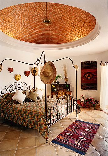 Mexican Bedroom, Mexican Interiors, Mexican Home Decor, Casa Country, Mexican Home, Mediterranean Home Decor, Spanish Style Homes, Hacienda Style, Bedroom Style