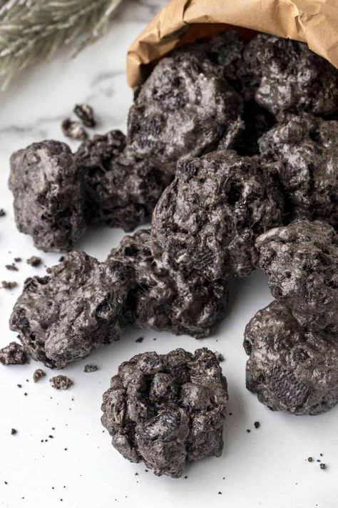 Lump of Coal Cookies Christmas Coal Oreo, Lumps Of Coal Recipe Oreo, Lump Of Coal Cookies, Lump Of Coal Treats, Coal Dessert, Coal Aesthetics, Coal Candy Recipe, Lumps Of Coal Recipe, Coal Cookies