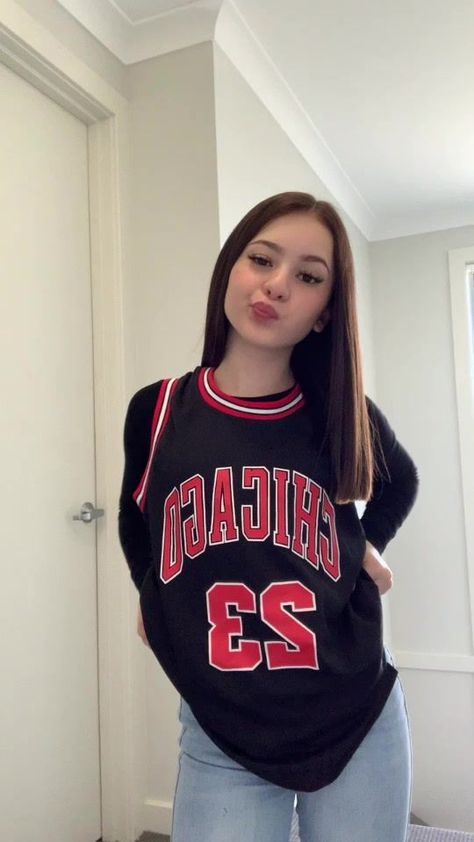 Basketball Girls Outfits, Basketball Game Outfit Women, Outfit Jersey, Basketball Jersey Outfit, Basketball Game Outfit, Football Jersey Outfit, Nba Outfit, Game Outfit, Tiktok Star