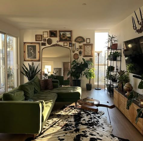 House Decoration Living Room, Living Room Decor Edgy, Nature Aesthetic House Decor, Rooming House Ideas, California House Interior Design, Goth Style Home Decor, Charming Apartment Decor, Small Apartment Aesthetic Maximalist, Eclectic Home White Walls