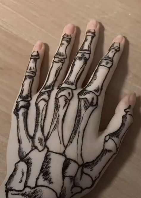 Hand Drawing Ideas On Hand, Pen Hand Tattoo, Wolf Tattoo Hand, Things To Draw On Ur Hand, Drawing On Arm, Skull Hand Drawing, Skeleton Hand Drawing Tutorial, Hands Tattoo Design, Bone Hand Tattoo