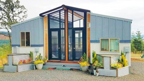 Two Tiny Houses Are Connected With A Central Sun Room & Deck - DIY Ways Container Home Designs, Wohne Im Tiny House, Tiny House Nation, A Small House, Tiny House Inspiration, Casa Container, Tiny House Movement, Container House Design, Tiny House Cabin