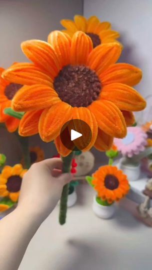 Pipe Cleaner Sunflowers, Pipe Cleaner Projects, Pipe Cleaner Art, Sunflower Crafts, Pipe Cleaner Flowers, Diy Pipe, Pipe Cleaner Crafts, Crochet Clothes For Women, Kindergarten Crafts