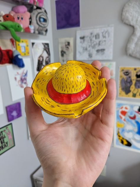 luffy hat custom ashtray Handmade Photo Gift Ideas, Luffy Clay Art, Rolling Tray Clay Ideas, Polymer Clay Ashtray Diy, Clay Crafts Ashtray, Clay Ashtray Ideas For Boyfriend, Pottery Ashtray Ideas, One Piece Clay Art, One Piece Pottery