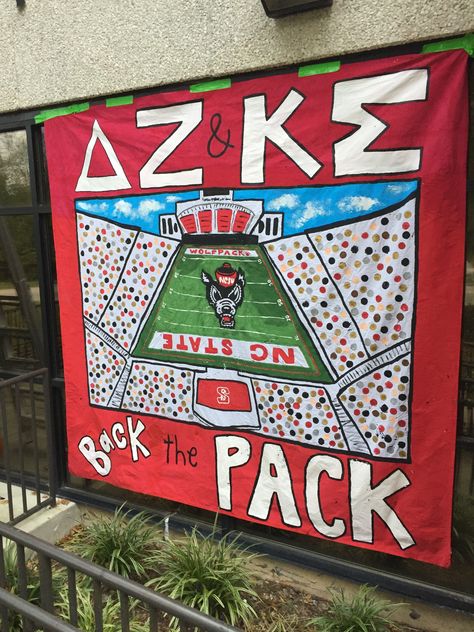 Tailgate Banner Sorority, Sorority Homecoming Banners, Valentines Sorority, Frat Banner, Banner Ideas Design, Sorority Banner Ideas, Homecoming Banners, Sorority Parents Weekend, Homecoming Banner