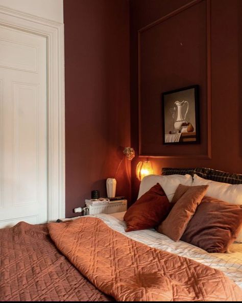 Dark Red Walls, Terracotta Bedroom, Burgundy Bedroom, Terracotta Decor, Door Paint, Bedroom Orange, Bedroom Wall Colors, Bedroom Red, Red Rooms