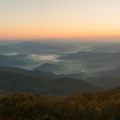 The top of Brasstown Bald is the highest point in Georgia at 4,783 feet above sea level. This summit is part of the Blue Ridge, a sub-range of the Appalachians that runs from Virginia to Georgia. Sweetwater Creek State Park, Kennesaw Mountain, Hiking In Georgia, Ruby Falls, Cloudland Canyon, Helen Georgia, Chattahoochee National Forest, Blue Ridge Georgia, Bus Pass