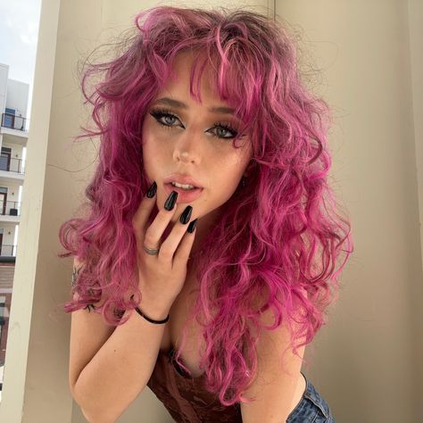 Long Wavy Pink Hair, Cute Colored Hair Ideas For Brown Hair, Brown And Pink Hair Curly, Blonde And Pink Curly Hair, Layered Hair Long Wavy, Hot Pink Curly Hair, Light Pink Curly Hair, Pink Hair Curly, Curly Dyed Hair