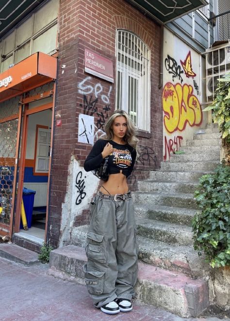 Y2k Female Outfits, Cargo Pants Photoshoot, Clothes Essentials, Baggy Outfits, Hoodies Y2k, Accessories Y2k, Tokyo Photos, Street Style Outfits Casual, Y2k Cargo Pants