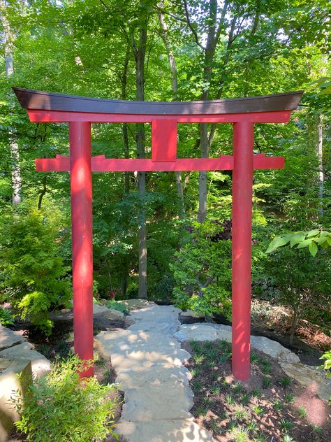 Japanese garden. Tori gate. Japanese Arbor Ideas, Japanese Garden Pagoda, Japanese Garden Structures, Diy Torii Gate, Japanese Garden Gate, Japanese Gates Entrance, Japanese Pergola, Diy Japanese Garden, Japanese Torii Gate