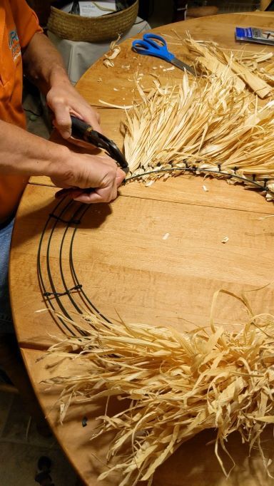 Corn Husk Wreaths How To Make, Corn Husk Porch Decor, Dried Corn Cobs Fall Decorating, Weaving Corn Husk, Corn Cob Wreath, Corn Shuck Crafts, Corn Husk Wreath Tutorial, Diy Harvest Wreath, Corn Shuck Wreath