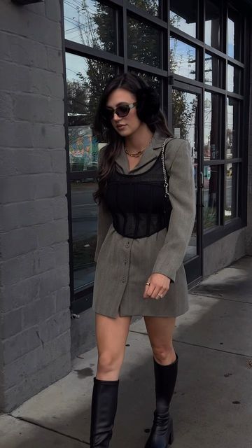 Corset Winter Outfit, Late Winter Outfits, Outfit Inspo Edgy, Black Outfit Fall, Platform Boots Knee High, Minimalist Chic Outfit, Casual Outfit Winter, Street Style Black, Autumn Outfit Inspo