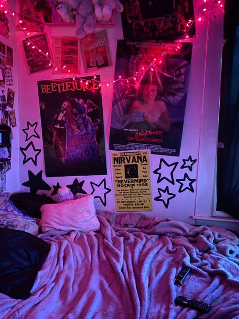 Small Y2k Bedroom, Grunge Y2k Room Ideas, Alt Girl Bedroom, 3d Wall Bedroom, Pink Grunge Room, Bedroom With Posters, Y2k Bedroom Aesthetic, Lights On The Wall, Punk Room