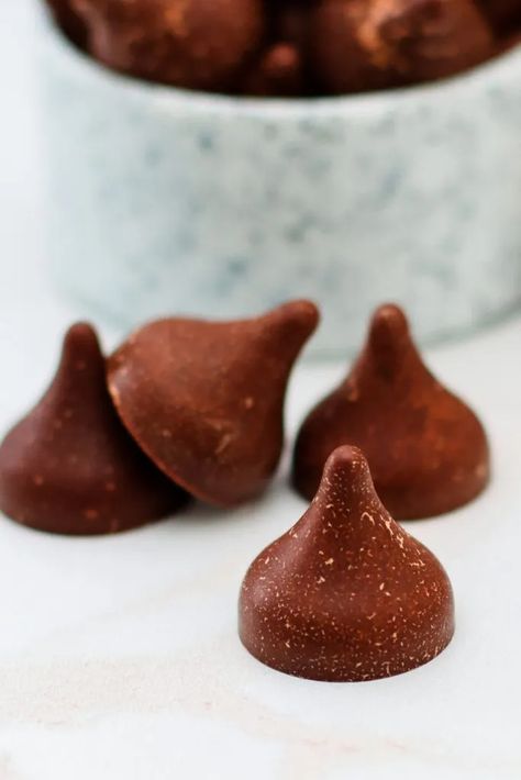 Carob Kisses Homemade, Large Carob Chips - The Australian Carob Co. Carob Chips Recipes, Carob Recipes, Vegan Pudding, Clean Snacks, Carob Powder, Carob Chips, Paleo Sweets, Powder Recipe, Food Intolerance