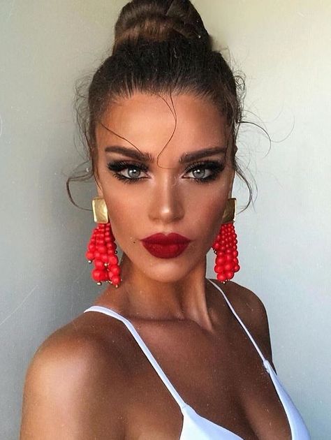 Statement Makeup, Red Lip Makeup, Pinterest Makeup, Beauty Make-up, Makeup Hacks, Maquillaje Natural, Red Earrings, Makeup Goals, Smokey Eye Makeup