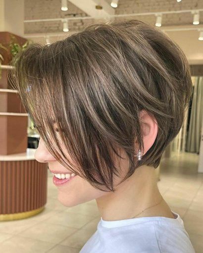 Wedge Bob Haircuts, Wedge Haircut, Angled Bob Haircuts, Layered Bob Haircuts, Bob Haircut For Fine Hair, Short Hair Color, Penteado Cabelo Curto, Haircuts For Fine Hair, Trending Haircuts