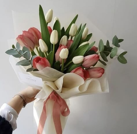 Flower Boquet, Tulips Arrangement, Luxury Flower Bouquets, Flower Bouquet Diy, Boquette Flowers, Flower Gift Ideas, Flower Arrangements Simple, Tulip Bouquet, Flowers Bouquet Gift