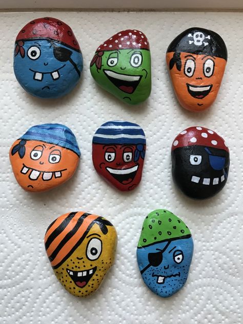 30 Painted Rock Faces Ideas for Kids and Adults - Easy and Not Pirate Painted Rocks, Pirate Rock Painting, Pirate Rock, Pirate Face, Painting Ideas Easy, Painted Pebbles, Rock Painting Tutorial, Halloween Rocks, Painted Rocks Kids