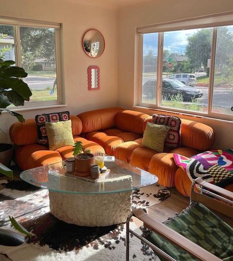 Cool Couches Living Room, Retro 70s Living Room, Orange Couch Aesthetic, Orange Couch Living Room Ideas, Fall Outdoor Planter Ideas, Orange Couch Living Room, Living Room 70s, 90s Living Room, 1960s Living Room