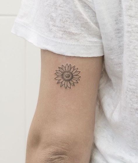 Meaning Sunflower, Sunflower Tattoo Meaning, Sunflower Tattoo Simple, Female Tattoo Designs, Sunflower Tattoo Ideas, Delicate Tattoos For Women, Sunflower Tattoo Shoulder, Sunflower Tattoo Small, Tattoo Artist Tattoo