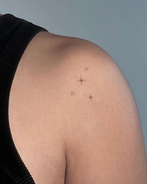 3 Star Constellation Tattoo, Family Star Constellation Tattoo, Aesthetic Family Tattoo, Star Clavicle Tattoo, Family Stars Tattoo, Tiny Constellation Tattoo, Tiny Stars Tattoo Shoulder, Elegant Star Tattoo, Stars On Back Tattoo