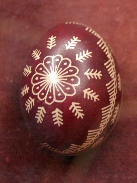 Polish Pisanki, Pysanky Eggs Pattern, Pine Needle Crafts, Polish Easter, Polish Heritage, Ukrainian Eggs, Easter Egg Art, Easter Egg Pattern, Ukrainian Easter