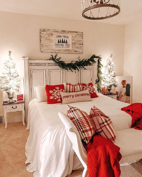 Holiday Bedroom Decor, Christmas Homes, Seasonal Room, Holiday Room Decor, Holiday Bedroom, Ideas Habitaciones, Christmas Decorations Apartment, Winter Bedroom, Holiday Room